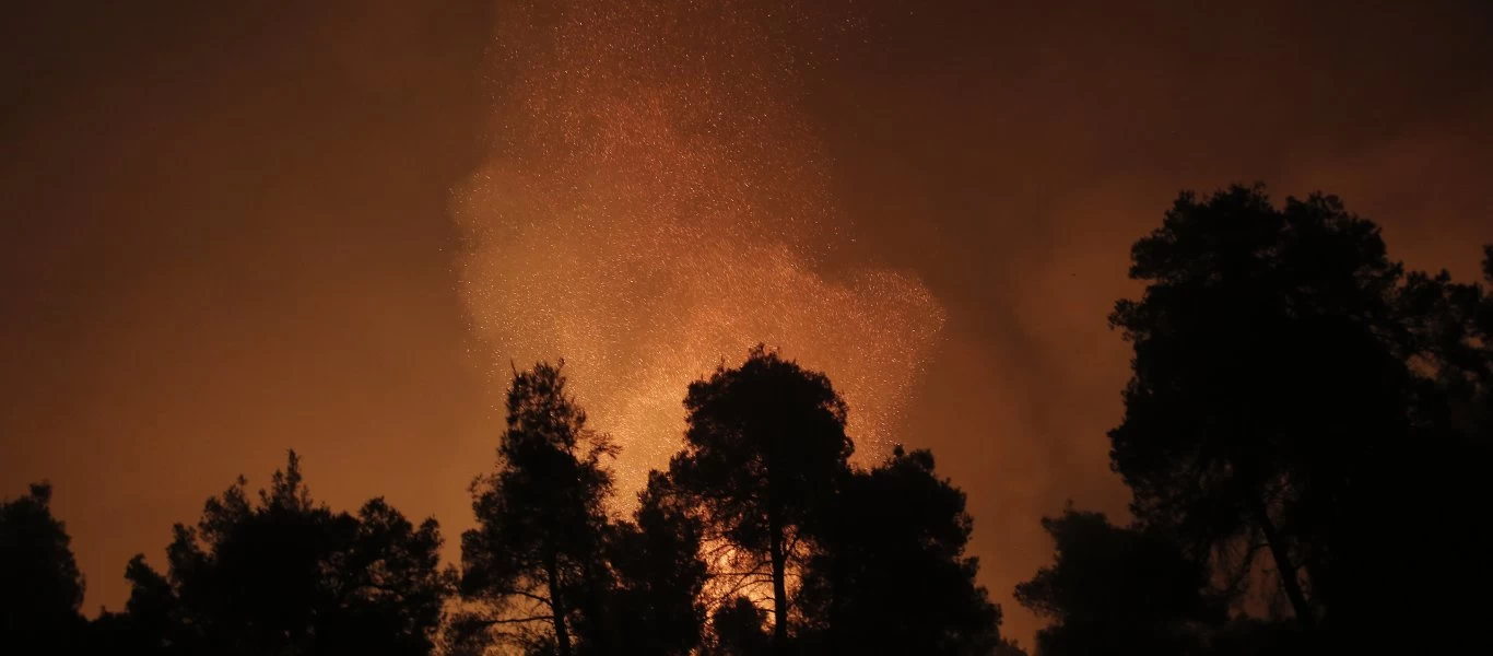 Κόλαση φωτιάς για 8η μέρα: Παραδομένη η Εύβοια - Αναζωπυρώσεις σε Μεσσηνία, Αρκαδία, Ηλεία και Γορτυνία (upd)